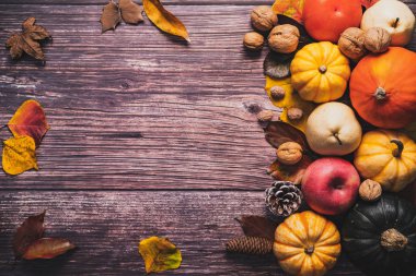 Tahta masadaki kabak ve fındıklı Şükran Günü 'n kutlu olsun.