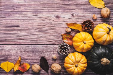 Tahta masadaki kabak ve fındıklı Şükran Günü 'n kutlu olsun.