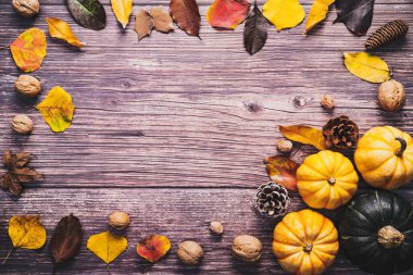 Tahta masadaki kabak ve fındıklı Şükran Günü 'n kutlu olsun.