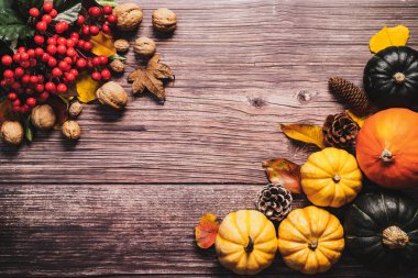 Tahta masadaki kabak ve fındıklı Şükran Günü 'n kutlu olsun.