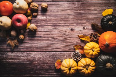 Tahta masadaki kabak ve fındıklı Şükran Günü 'n kutlu olsun.