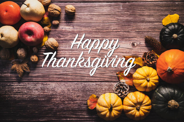 С Днем Благодарения с тыквой и орехом на деревянном столе