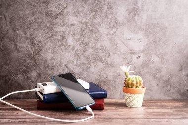 İş yerinde akıllı telefonu olan şarj güç bankası