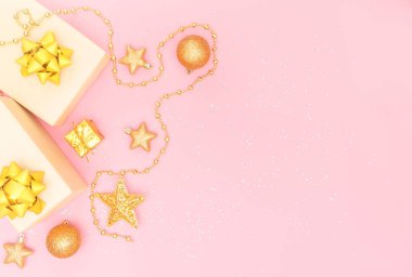 hediye kutuları ya da hediye kutuları altın yaylar, pembe arka planda yıldız ve balo doğum günü, noel veya düğün töreni için