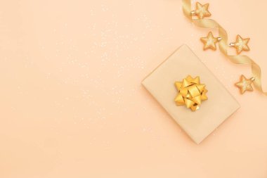 Hediye kutusu ya da hediye kutusu. Altın yaylı ve yıldızlı. Doğum günü, Noel ya da düğün töreni için.