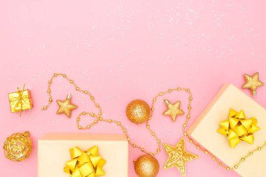 hediye kutuları ya da hediye kutuları altın yaylar, pembe arka planda yıldız ve balo doğum günü, noel veya düğün töreni için