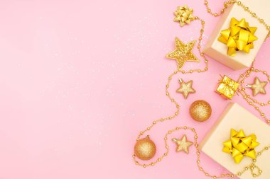 hediye kutuları ya da hediye kutuları altın yaylar, pembe arka planda yıldız ve balo doğum günü, noel veya düğün töreni için