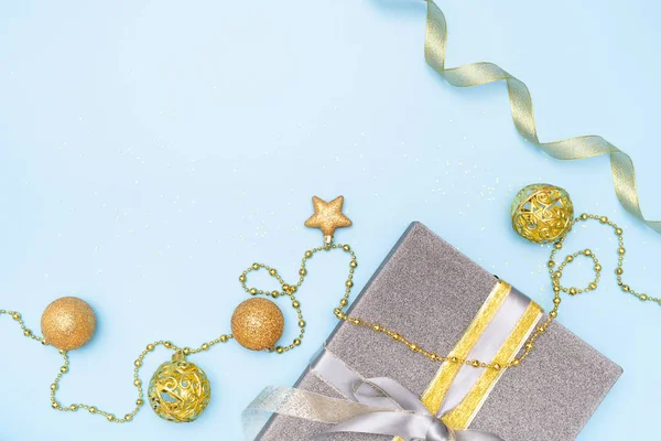 圣诞节或婚礼的礼品盒或礼品盒 带有蓝色背景的星星和球 — 图库照片