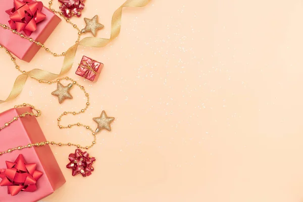 Geschenkschachteln Oder Geschenkschachteln Mit Roten Schleifen Stern Und Kugel Auf — Stockfoto