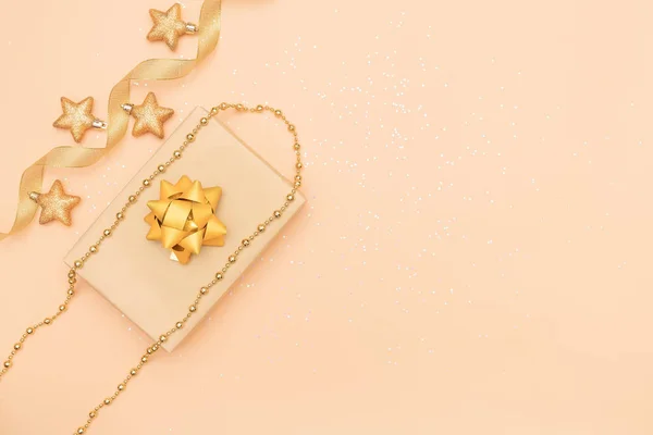 圣诞节或婚礼的礼品盒或装有金色蝴蝶结和金色背景星星的礼品盒 — 图库照片