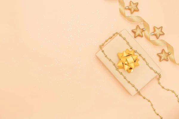 圣诞节或婚礼的礼品盒或装有金色蝴蝶结和金色背景星星的礼品盒 — 图库照片