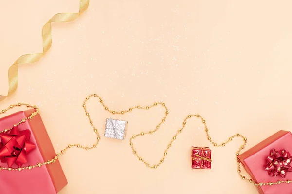 圣诞节或婚礼的礼品盒或有红色蝴蝶结的礼品盒 金光闪闪的明星和金光闪闪的彩球 — 图库照片