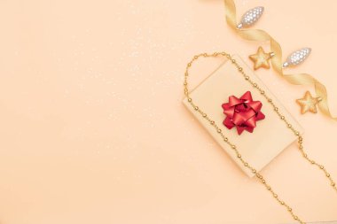 hediye kutuları ya da hediye kutuları kırmızı yaylar, yıldız ve top altın arka planda doğum günü, noel ya da düğün töreni için