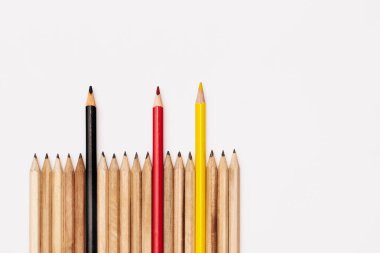 Ekip çalışması kavramı. beyaz zemin üzerine kalem grubu