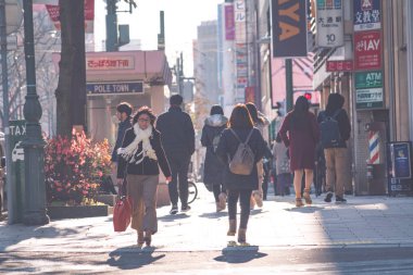 Sapporo Hokkaido, Japonya - Kasım 2018: sokakta acele saat içinde Susukino District kış sezonunda insanlar
