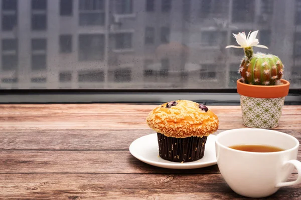 Monday Morning Concept Hot Tea Muffin Cake Wooden Workspace — Stock Photo, Image