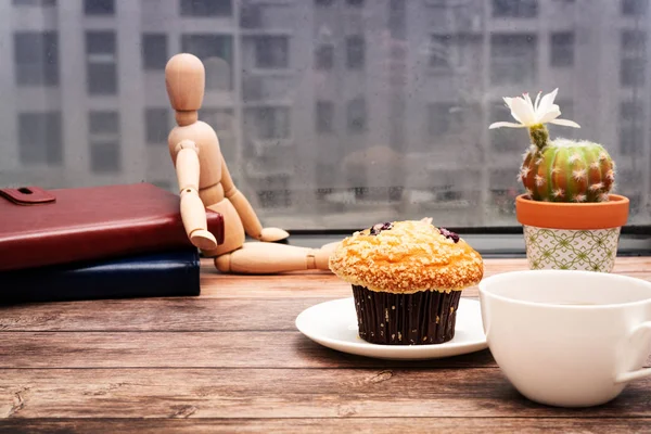 Montagmorgen Konzept Heißer Tee Und Muffin Kuchen Auf Holzarbeitsplätzen — Stockfoto