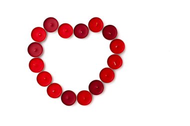 Sevgililer günü kavramı, beyaz arka plan kırmızı kalpler ve mum