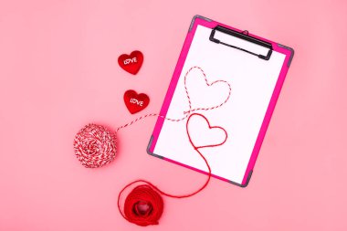 Sevgililer günü kavramı, beyaz Not pembe bir arka plan üzerinde kırmızı kalp