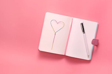 Sevgililer günü kavramı, pembe bir arka plan üzerinde kalp şekli ile günlük aşk