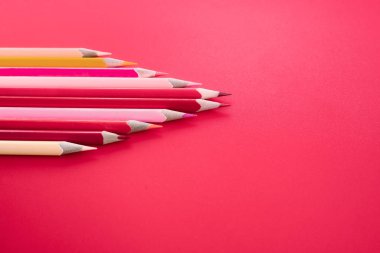 Liderlik iş kavramı. Kırmızı renk kalem kurşun başka bir renk, pembe arka plan