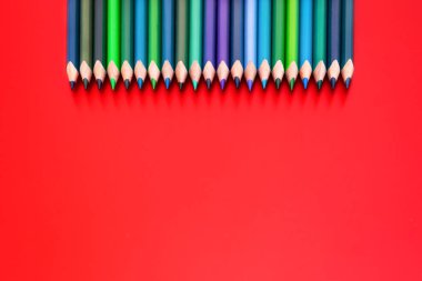 Çeşitlilik kavramı. satır mix renk kalem kırmızı zemin üzerine