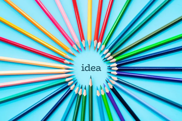 Conceito Partilha Ideias Lápis Multicoloridos Sobre Fundo Azul — Fotografia de Stock