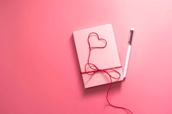 情人节概念 爱每日与红色心脏在粉红色背景 — 图库照片