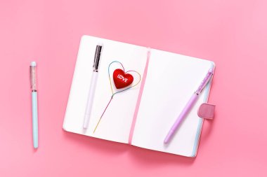 Sevgililer günü kavramı, pembe bir arka plan üzerinde kalp şekli ile günlük aşk