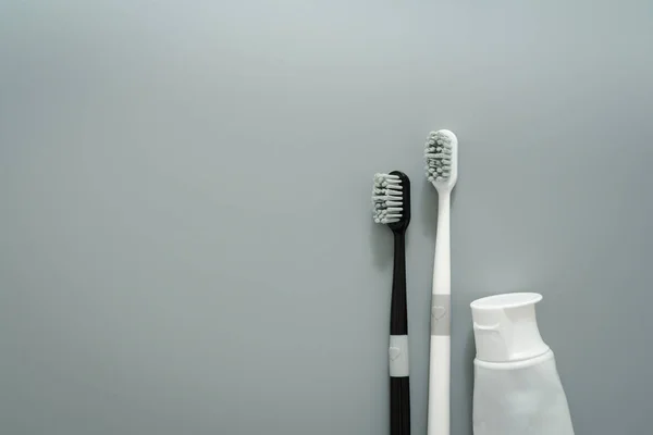 Couple Toothbrush Toothpaste Gray Background — Stock Photo, Image