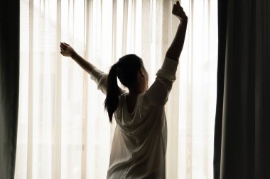 Uyan, arkadan görünüm sonra yatak odasında uzanan kadın