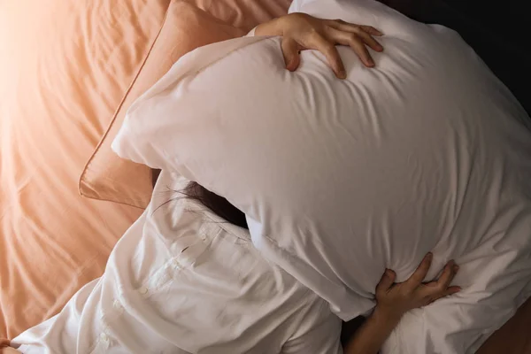 Wanita Mengantuk Bersembunyi Bawah Bantal Benci Bangun Pagi Pagi — Stok Foto