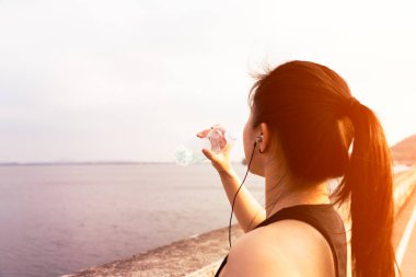 Bay üzerinde duran ve içme suyu çalıştırdıktan sonra spor kadın