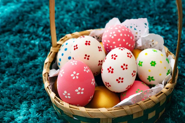 Pisanka, szczęśliwe Wielkanoc polowanie dekoracje swiateczne — Zdjęcie stockowe