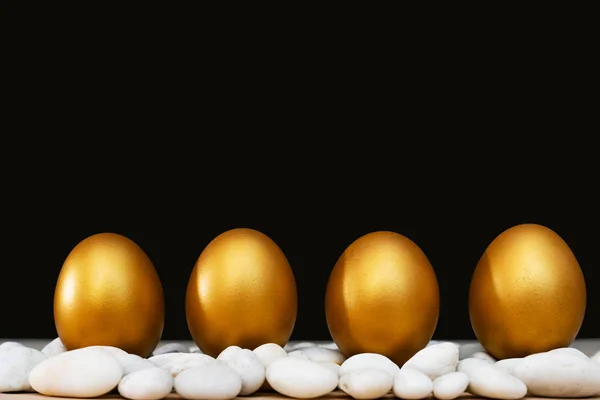 Золотий пасхальне яйце, щасливого Великдень полювати Декорації святкові — стокове фото