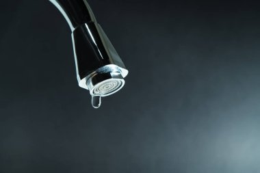 Dünya Su günü, üzerinde siyah arka planlar ile musluk su damlası