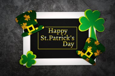 St Patricks Günü, Festival cüce şapkası ve fotoğraf karesinde yeşil yoncaları