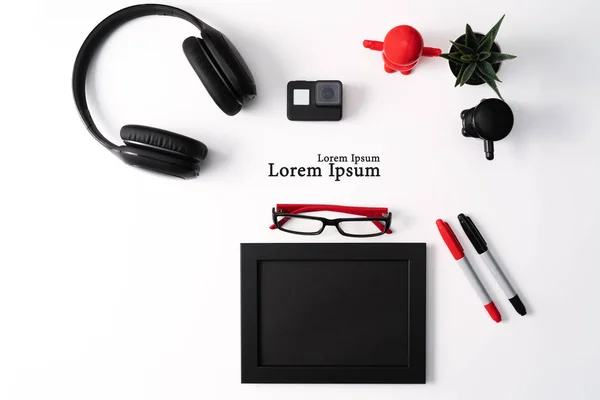 Attrappe, Fotorahmen, Action-Kamera, Kopfhörer, Brille, Stift und Kaktus, roter und schwarzer Gegenstand auf weißem Hintergrund — Stockfoto