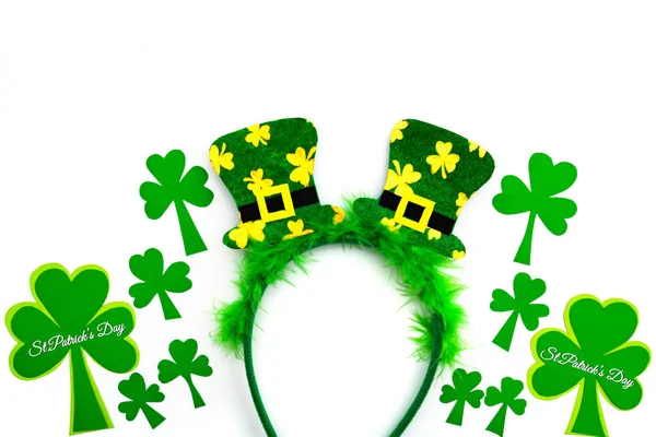 Beyaz arka plan üzerinde kafa bandı ve yeşil yoncaları St Patricks gün, Festival cin şapka — Stok fotoğraf