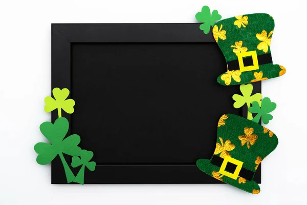 St Patricks day, festive leprechaun hat and green Shamrocks on the photo frame — Stock Photo, Image