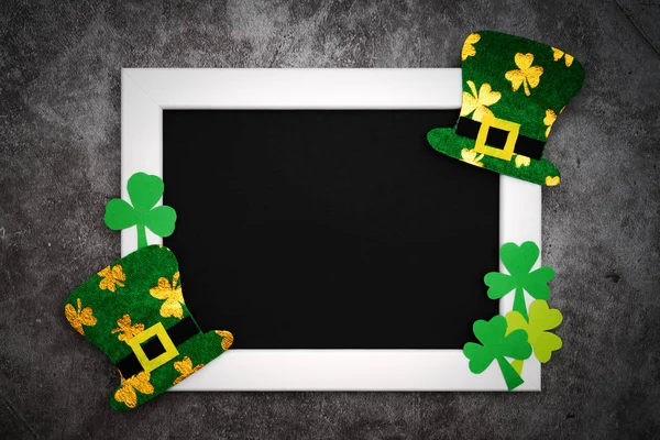 St Patricks day, festive leprechaun hat and green Shamrocks on the photo frame — Stock Photo, Image