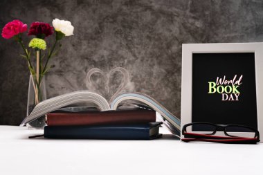 Yürek şeklinde edebiyatın açık sayfası olan bir aşk kitabı. 