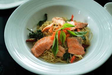 somon spagetti, füme somon ve baharatlı Tay h ile karides yumurta