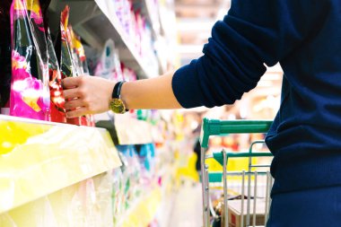 Süpermarket vitrininin bulanık hareketli tramvaylı kadın müşterisi