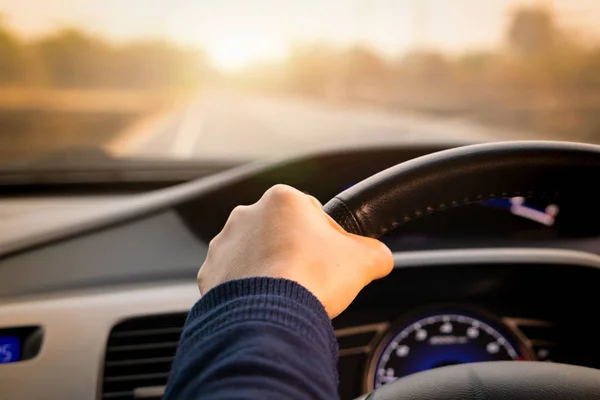 Condução segura, controle de velocidade e distância de segurança na estrada, dirigindo com segurança — Fotografia de Stock