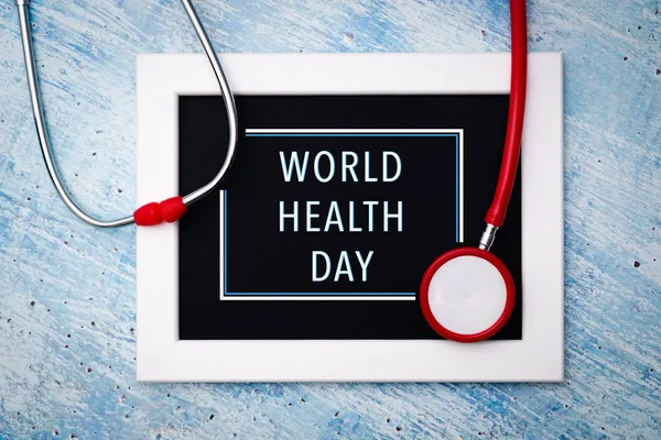 Weltgesundheitstag, Gesundheits- und Medizinkonzept, rotes Stethoskop und Fotorahmen — Stockfoto