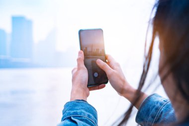 Cityscape bir smartphone. Kadınlar ekranında, Çin Shanghai şehir vasıl belgili tanımlık perde ile göster