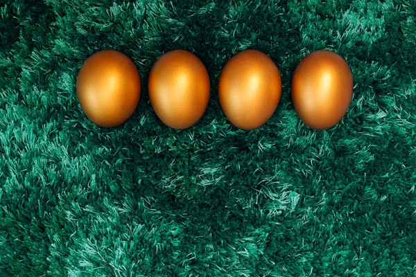 Золотий пасхальне яйце, щасливого Великдень полювати Декорації святкові — стокове фото