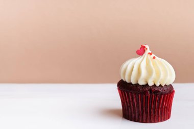 Mutlu Anneler Günü, beyaz krem cupcake tatlı kırmızı kalp