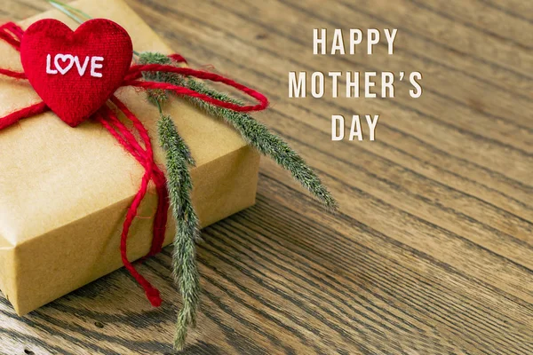 Feliz Día de las Madres, Forma de Corazón con Palabra de AMOR, Caja de regalo y flor — Foto de Stock